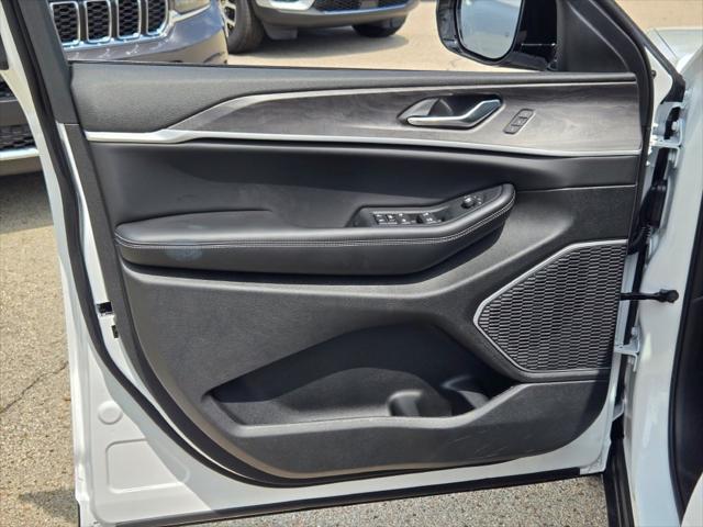 new 2025 Jeep Grand Cherokee car, priced at $48,051