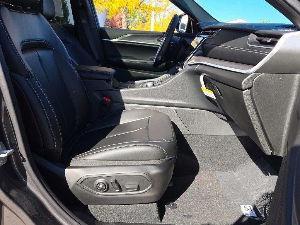 new 2025 Jeep Grand Cherokee car, priced at $46,160