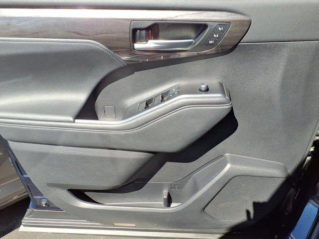 used 2021 Toyota Highlander car, priced at $35,318