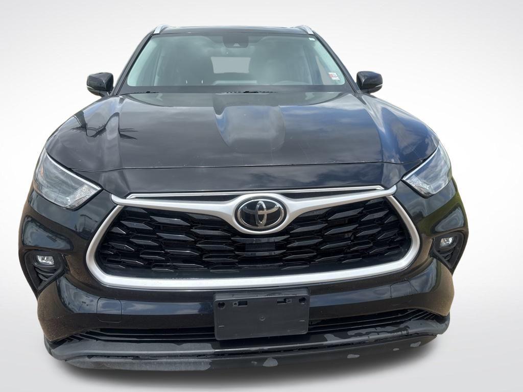 used 2022 Toyota Highlander car, priced at $33,591