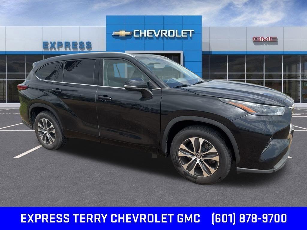 used 2022 Toyota Highlander car, priced at $33,590