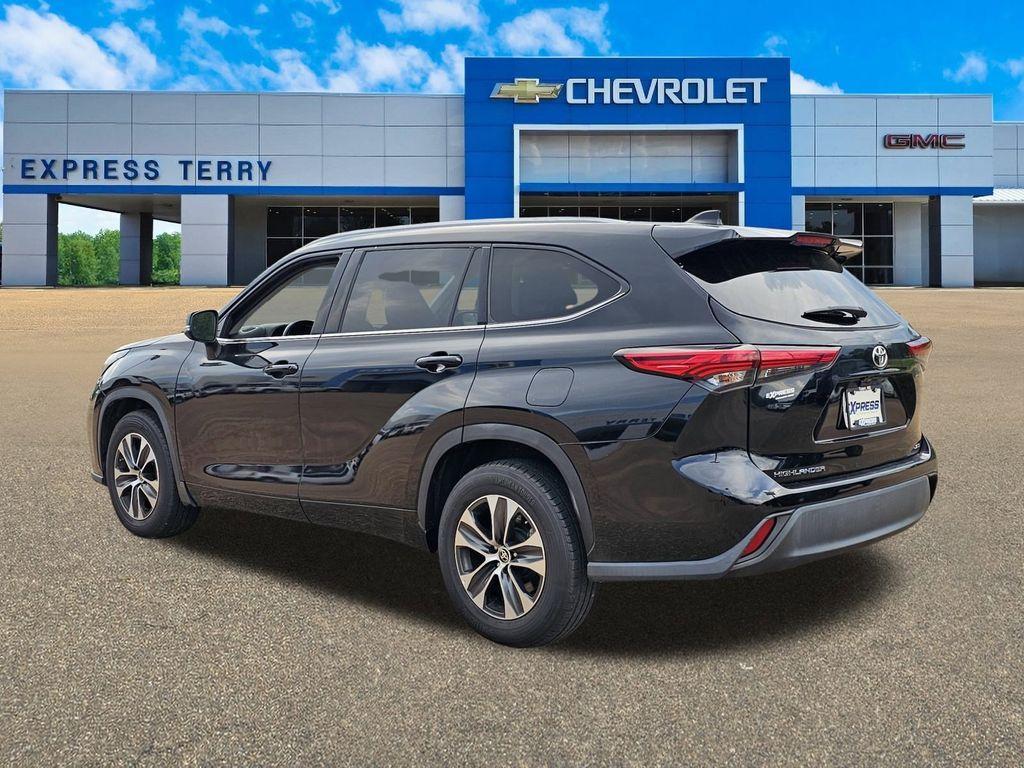 used 2022 Toyota Highlander car, priced at $32,695