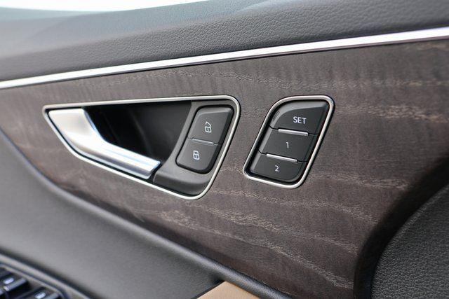new 2025 Audi Q7 car, priced at $70,440