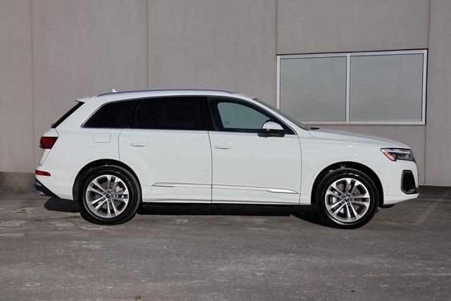 new 2025 Audi Q7 car, priced at $75,145