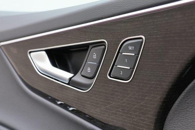 new 2025 Audi Q7 car, priced at $77,840