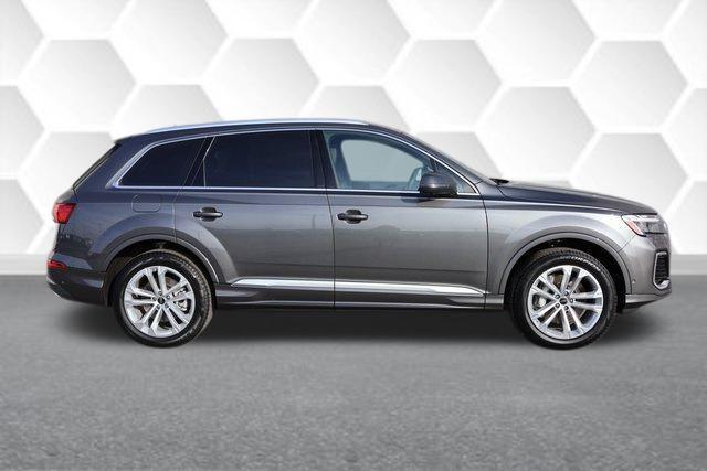 new 2025 Audi Q7 car, priced at $70,440