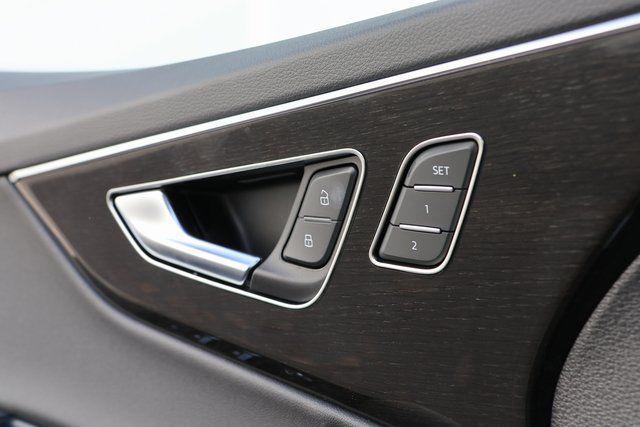 new 2025 Audi Q7 car, priced at $70,440