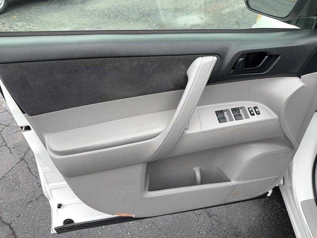 used 2009 Toyota Highlander car, priced at $6,900