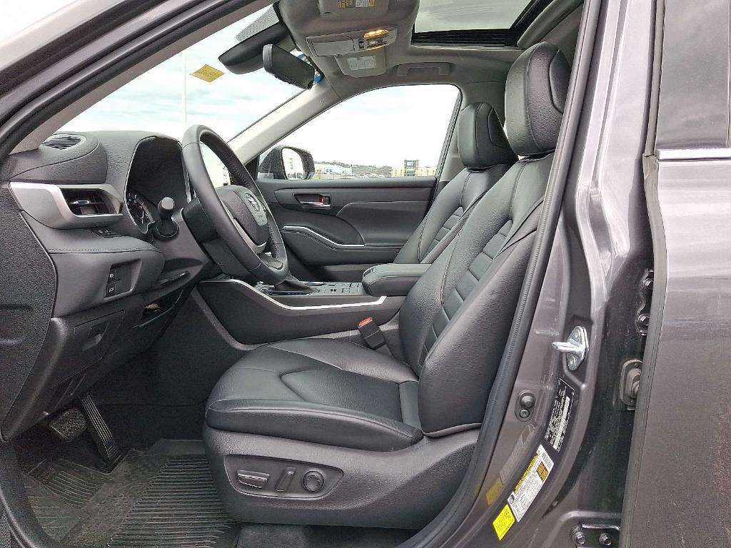 used 2022 Toyota Highlander car, priced at $35,950