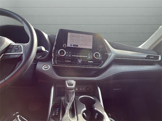 used 2024 Toyota Highlander car, priced at $30,997