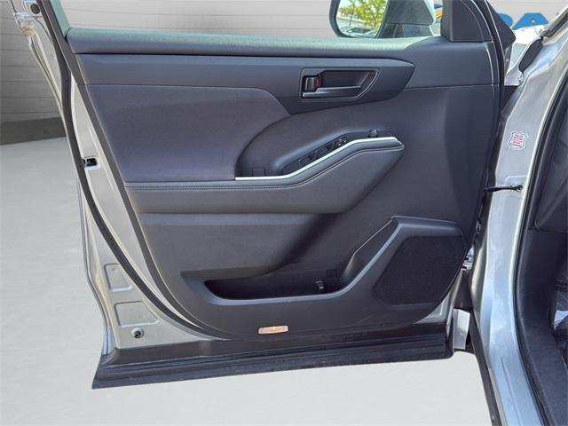 used 2024 Toyota Highlander car, priced at $30,997