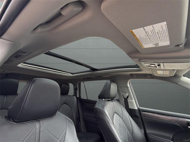 used 2022 Toyota Highlander car, priced at $39,497