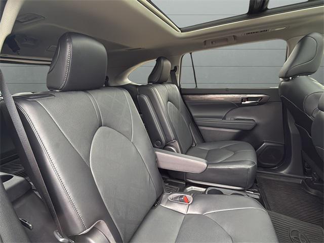 used 2022 Toyota Highlander car, priced at $39,497