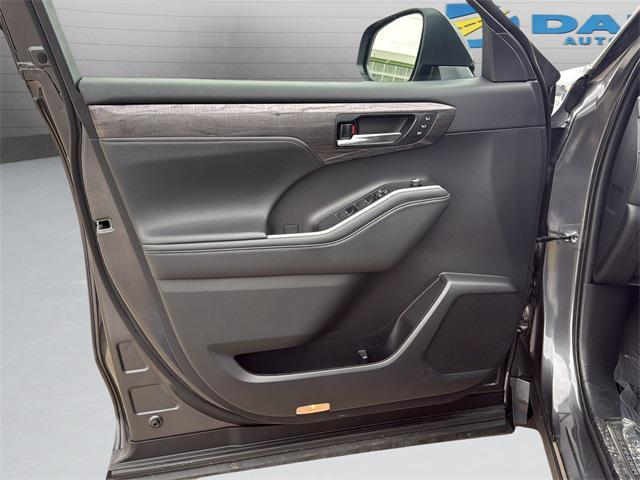 used 2022 Toyota Highlander car, priced at $39,497