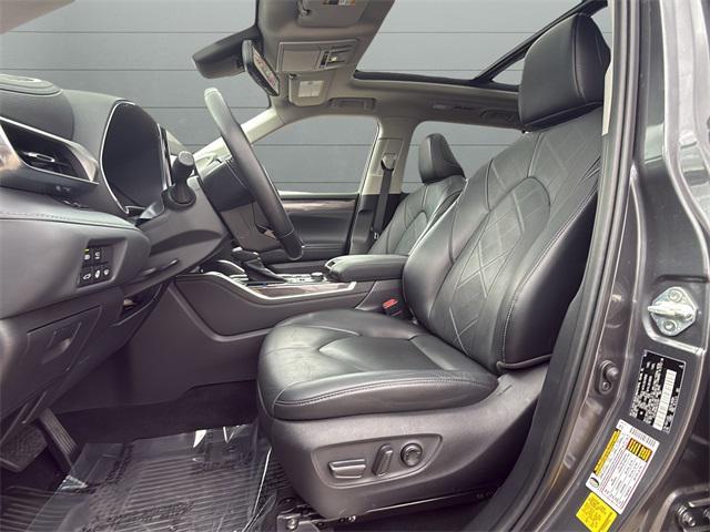 used 2022 Toyota Highlander car, priced at $39,497