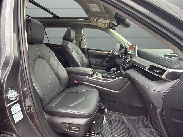 used 2022 Toyota Highlander car, priced at $39,497