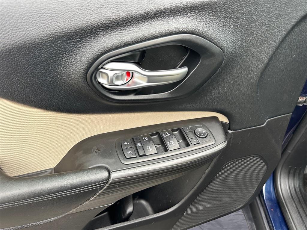 used 2015 Jeep Cherokee car, priced at $10,450