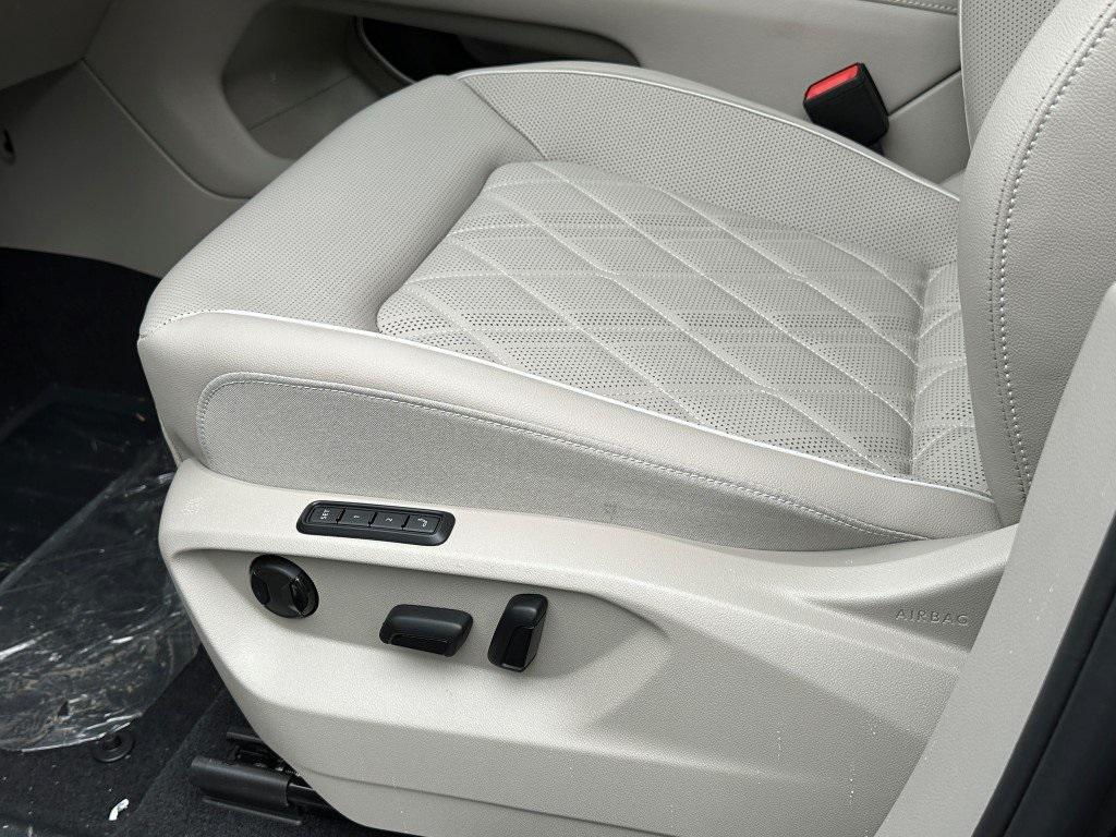 new 2025 Volkswagen Atlas car, priced at $50,668