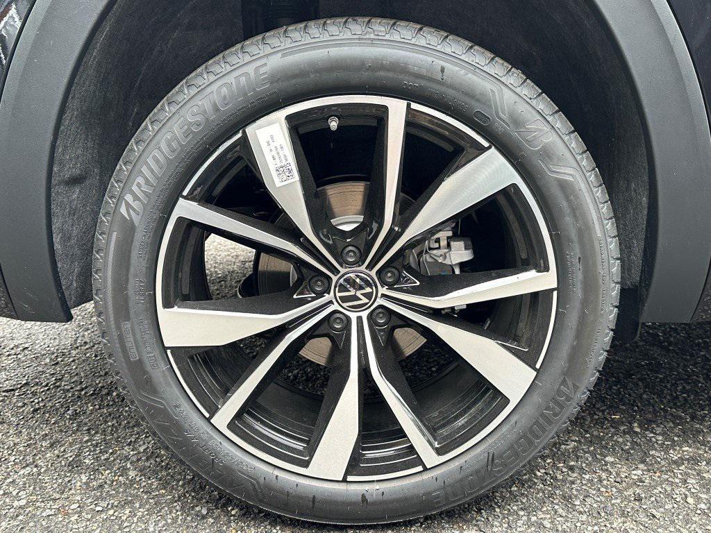 new 2025 Volkswagen Atlas car, priced at $50,668