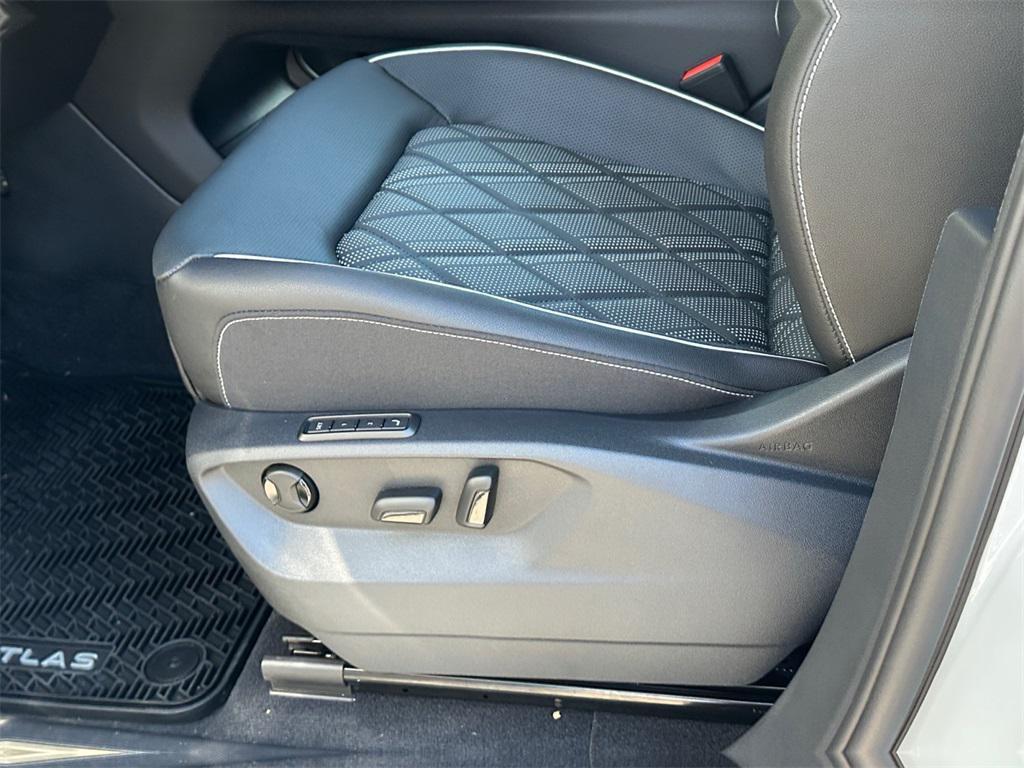 new 2025 Volkswagen Atlas car, priced at $48,619
