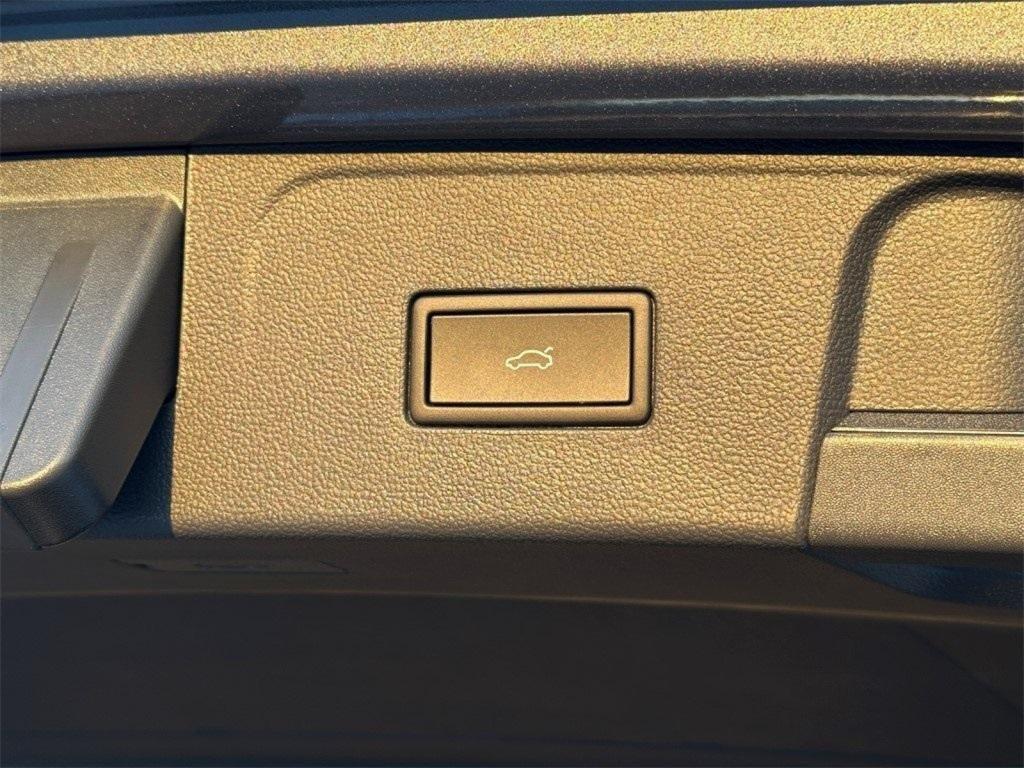 new 2025 Volkswagen Atlas car, priced at $51,905