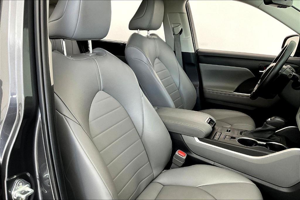 used 2022 Toyota Highlander car, priced at $33,500