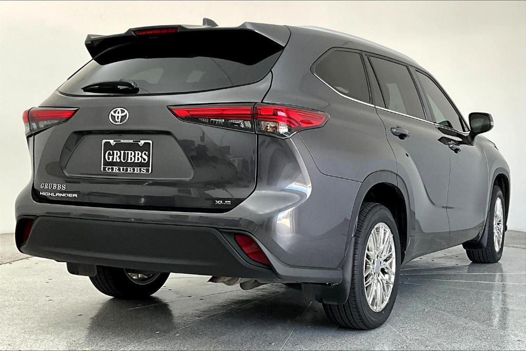 used 2022 Toyota Highlander car, priced at $33,500