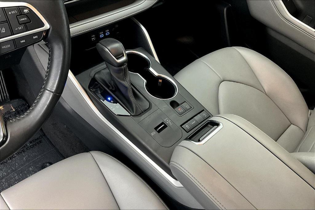 used 2022 Toyota Highlander car, priced at $33,500