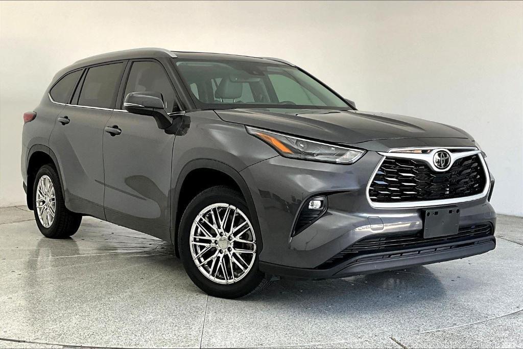used 2022 Toyota Highlander car, priced at $33,500