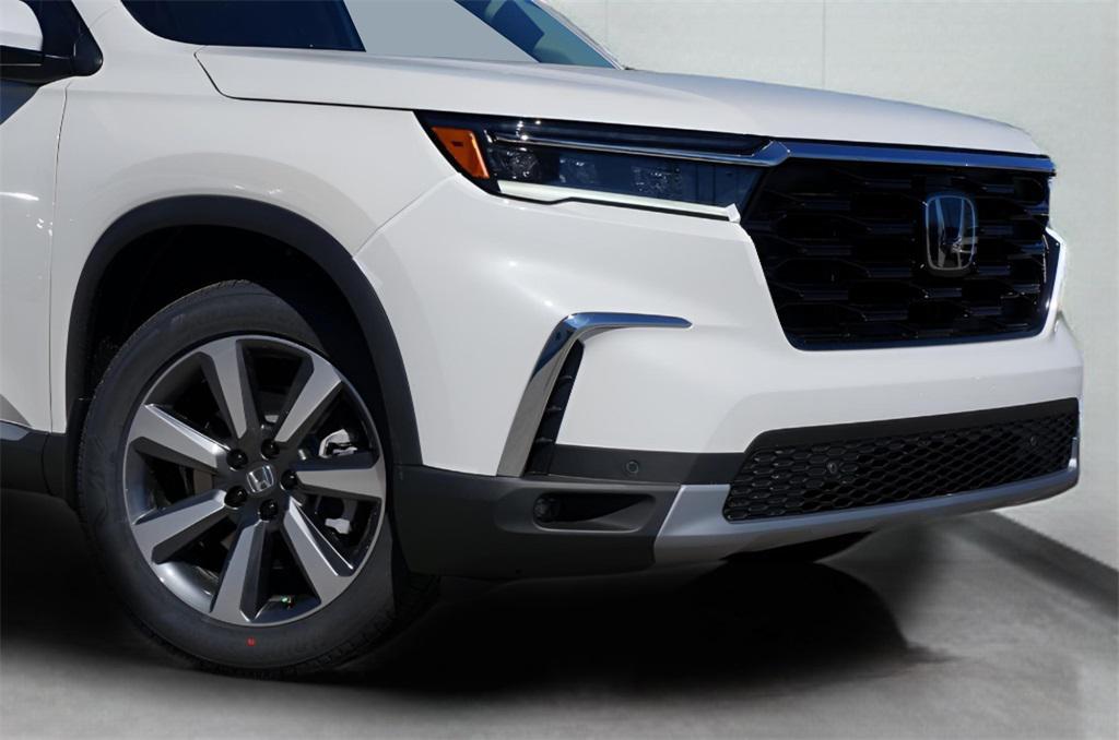 new 2025 Honda Pilot car, priced at $51,550