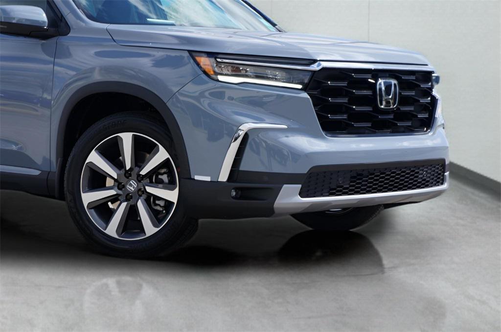 new 2025 Honda Pilot car, priced at $49,450