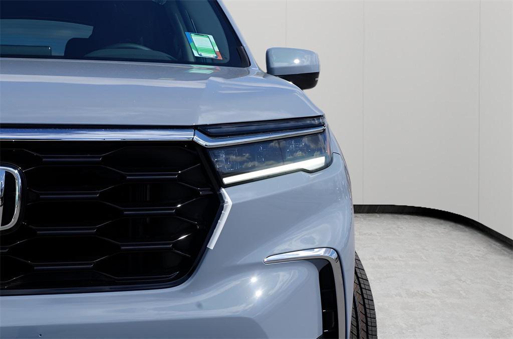 new 2025 Honda Pilot car, priced at $49,450