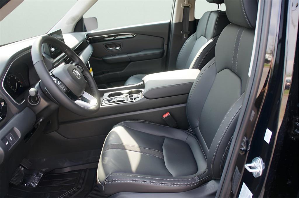 new 2025 Honda Pilot car, priced at $44,955