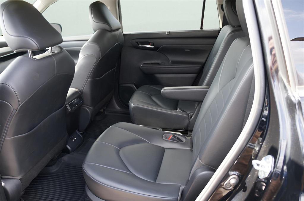 used 2020 Toyota Highlander car, priced at $28,999