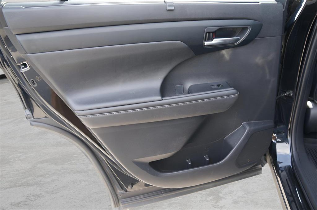 used 2020 Toyota Highlander car, priced at $28,999