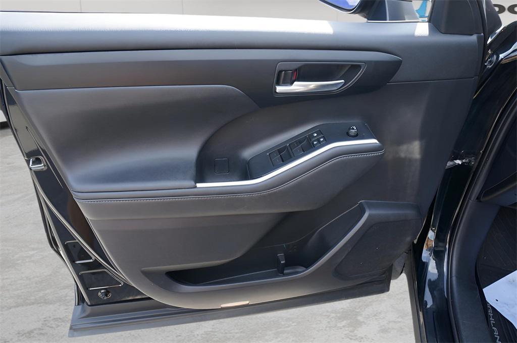 used 2020 Toyota Highlander car, priced at $28,999