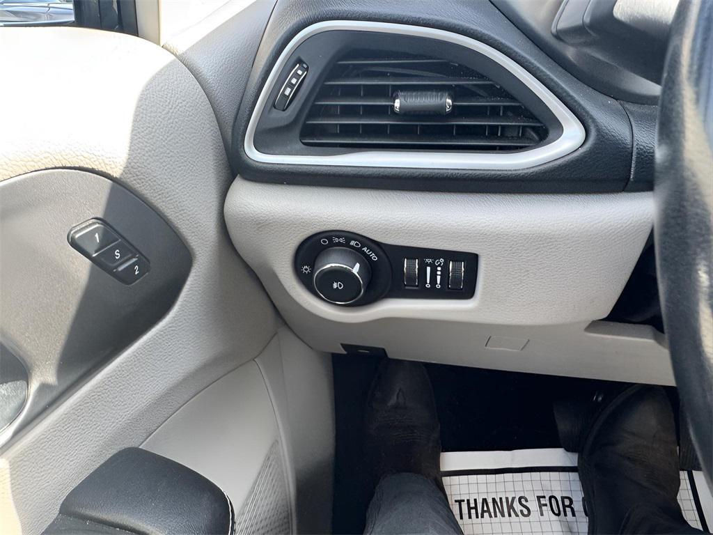used 2021 Chrysler Pacifica car, priced at $22,034