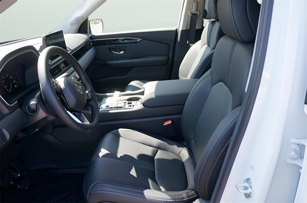 new 2025 Honda Pilot car, priced at $51,550