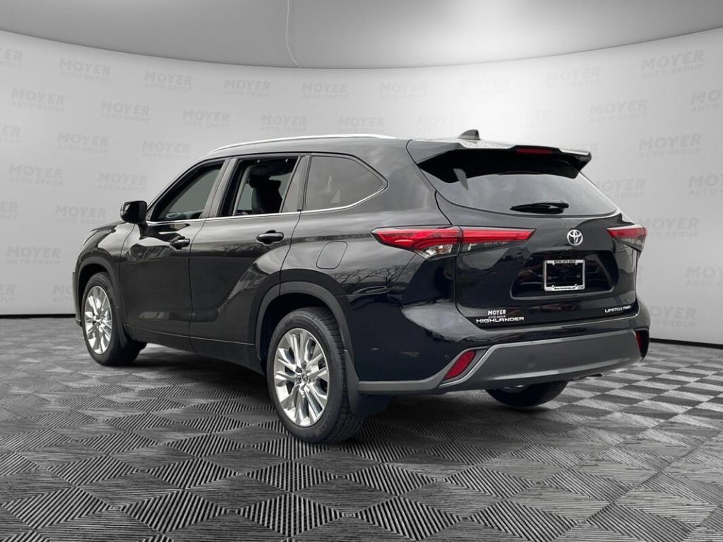 used 2022 Toyota Highlander car, priced at $37,999