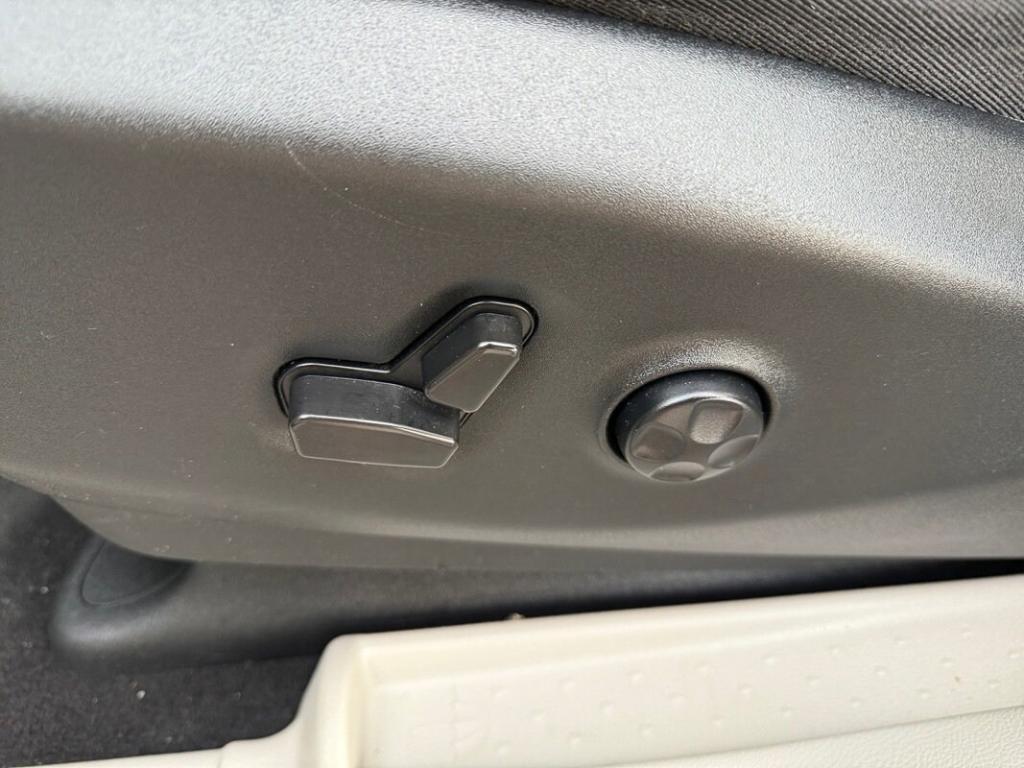 used 2023 Chrysler Pacifica car, priced at $26,999