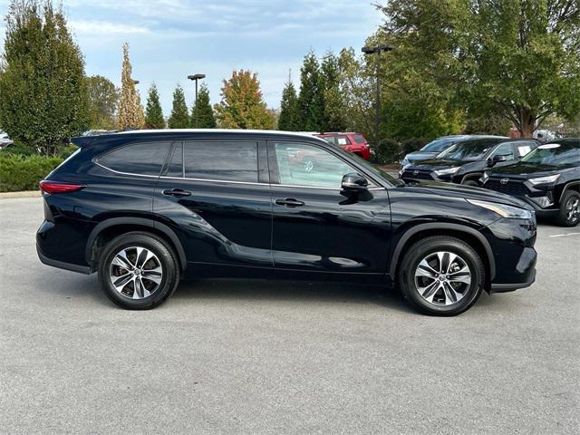 used 2022 Toyota Highlander car, priced at $34,904