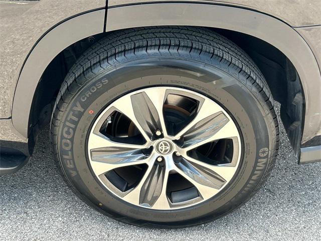 used 2023 Toyota Highlander car, priced at $39,400