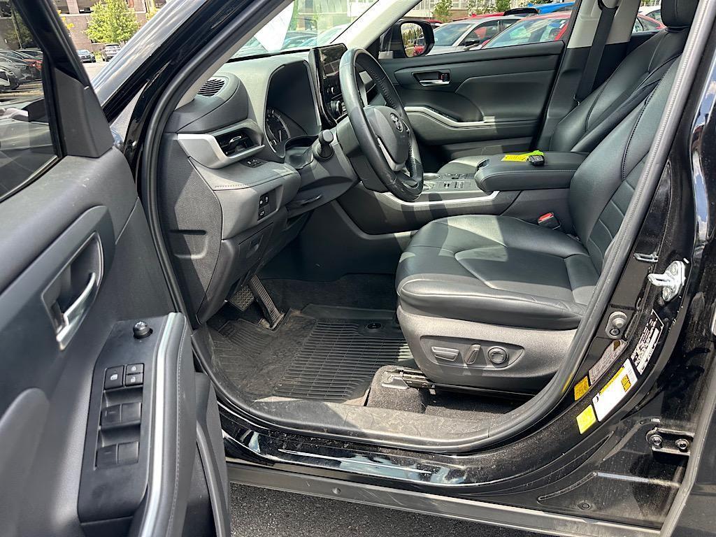 used 2023 Toyota Highlander car, priced at $37,999
