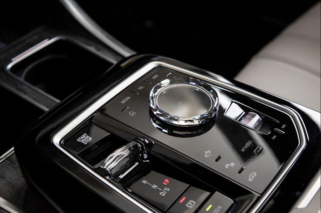 new 2025 BMW 760 car, priced at $135,075