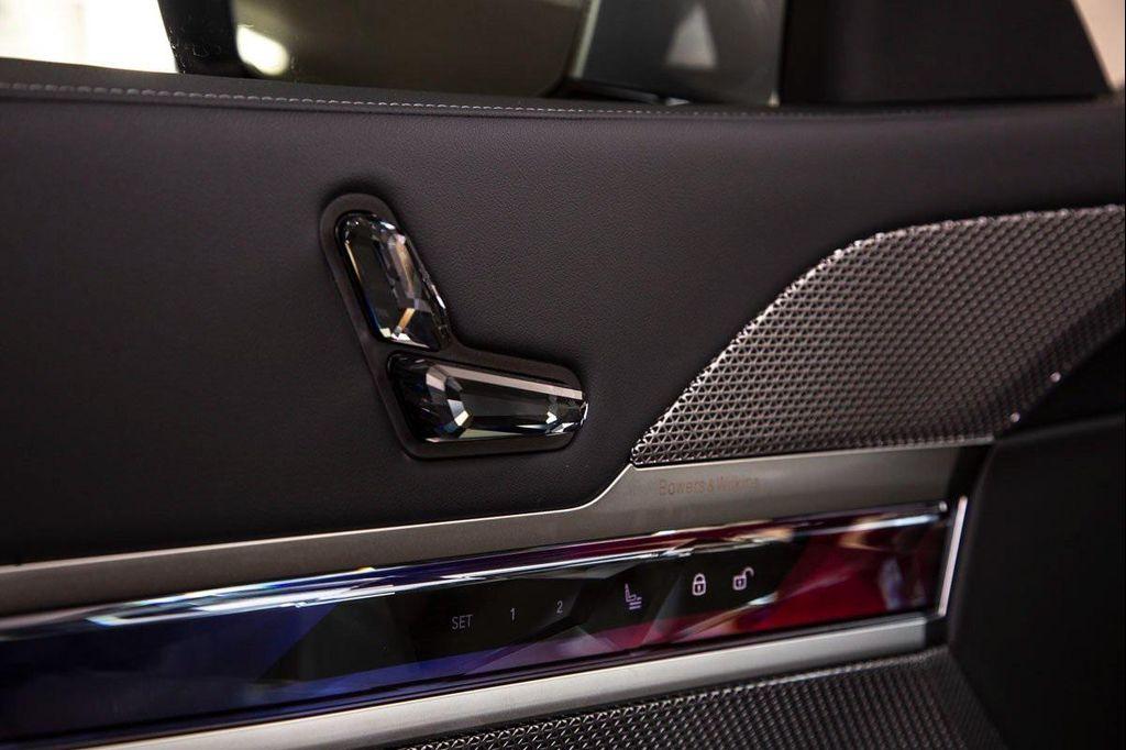 new 2025 BMW 760 car, priced at $135,075