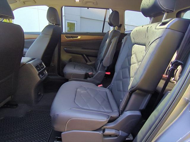 new 2025 Volkswagen Atlas car, priced at $44,298