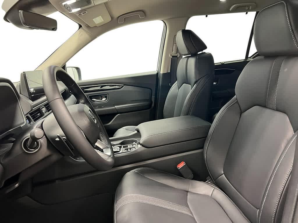 new 2025 Honda Pilot car, priced at $45,342