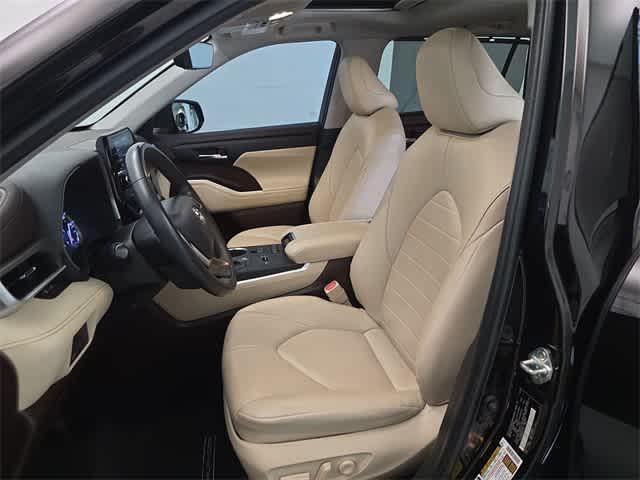 used 2022 Toyota Highlander car, priced at $31,695
