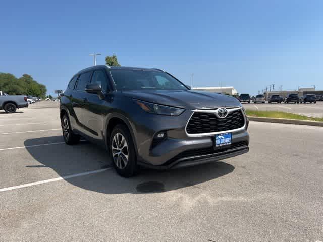 used 2022 Toyota Highlander car, priced at $31,995