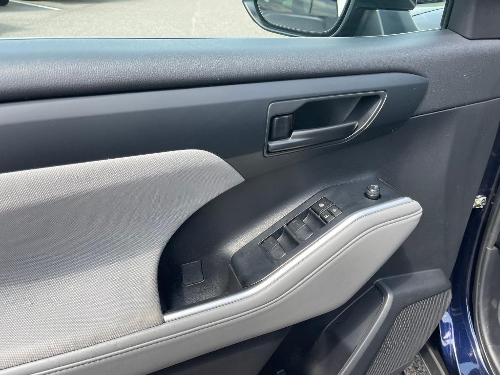 used 2023 Toyota Highlander car, priced at $29,600